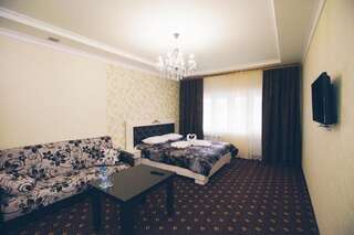 Гостиница Кристалл Палас Отель Тверь Улучшенный номер с кроватью размера king-size-1
